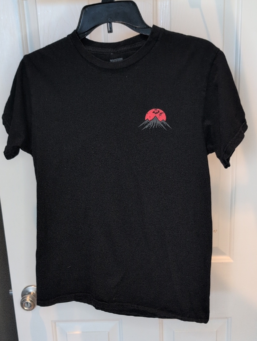 Black Men's Graphic Crew Neck T‑Shirt with Red Mountain Design Rare